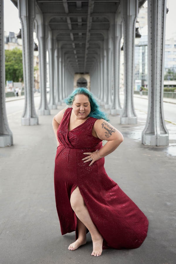 Portraits de Angie dans sa robe rouge